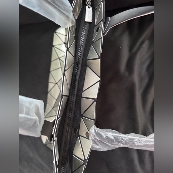🆕 Issey Miyaki BAO BAO inspired tote bag with silver triangle decoration - Picture 2 of 3